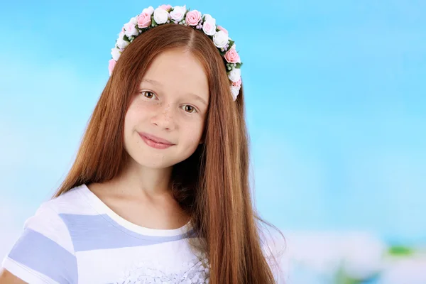 Schöne kleine Mädchen auf hellem Hintergrund — Stockfoto