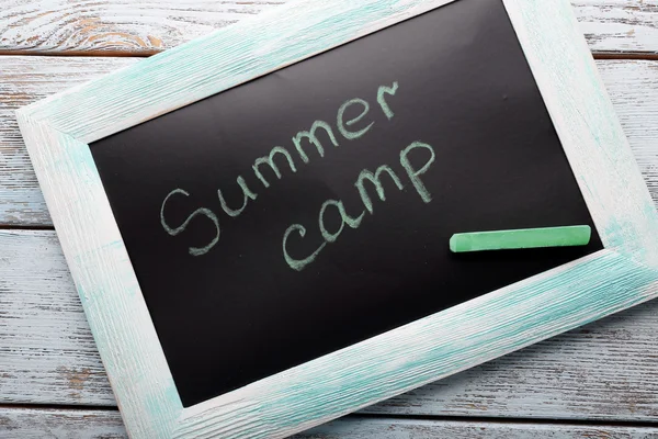 Text Summer camp written with chalk on chalkboard, close-up — Stock Photo, Image