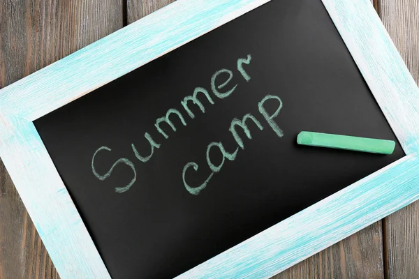 Text Summer camp written with chalk on chalkboard, close-up — Stock Photo, Image