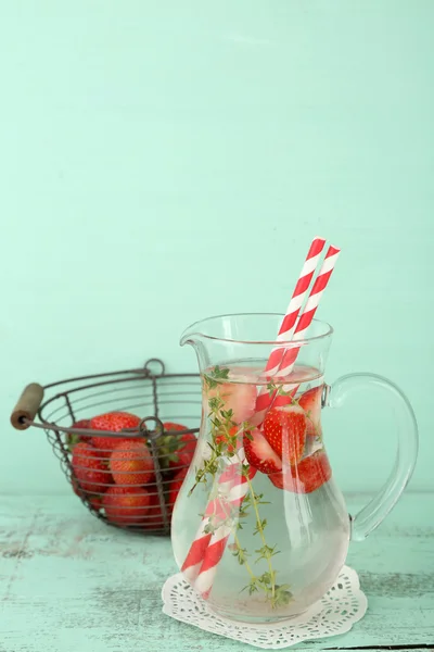 Välsmakande sval dryck med jordgubbar och timjan, på trä bakgrund — Stockfoto