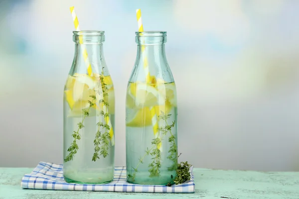 Bebida fresca saborosa com limão e tomilho, no fundo claro — Fotografia de Stock