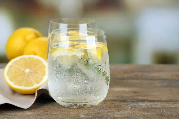 Вкусный прохладительный напиток с лимоном и тимьяном, на светлом фоне — стоковое фото