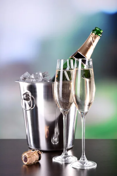 Champagne in glazen en een fles in restaurant — Stok fotoğraf