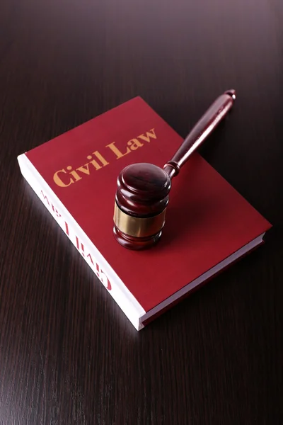 Medeni hukuk kitabı çekiç ile — Stok fotoğraf