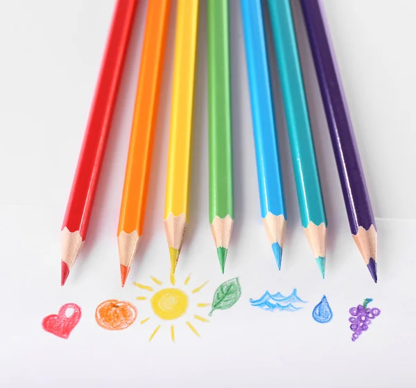 Crayons de couleur isolés sur blanc — Photo