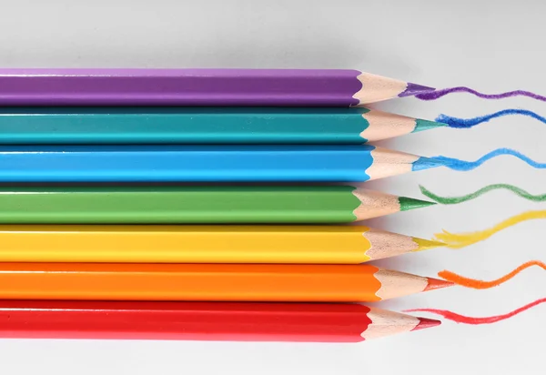 Crayons de couleur isolés sur blanc — Photo