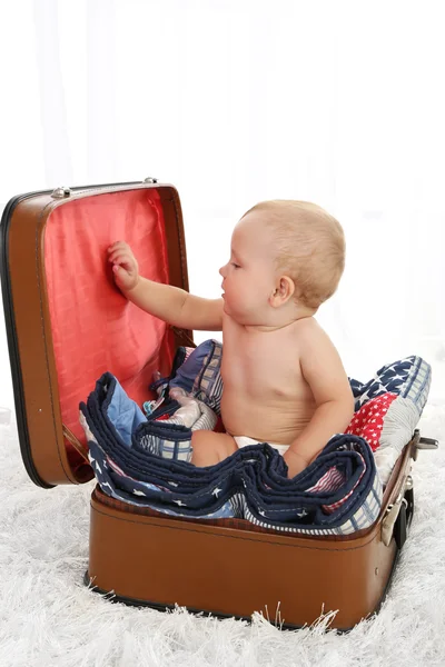 Chłopiec dziecko siedzi w walizce — Zdjęcie stockowe