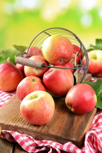 Manzanas en cesta — Foto de Stock