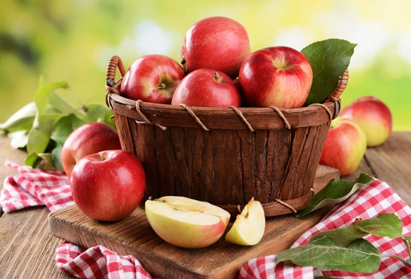 Manzanas en cesta —  Fotos de Stock