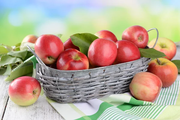 Manzanas en cesta — Foto de Stock