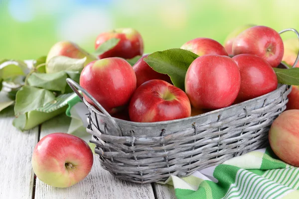 Manzanas en cesta — Foto de Stock