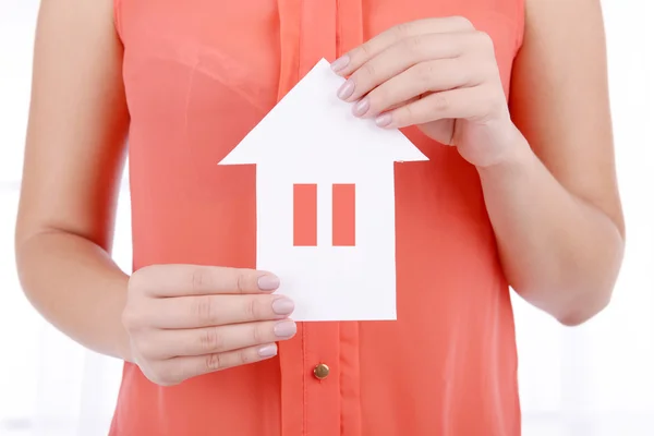 Händer som håller papper house — Stockfoto