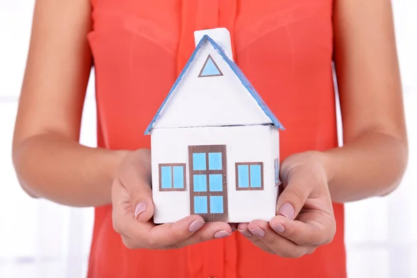 Handen met klein huis — Stockfoto