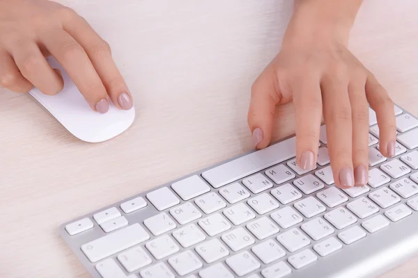 Руки печатают на клавиатуре — стоковое фото