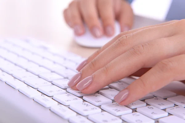 Mãos digitando no teclado — Fotografia de Stock