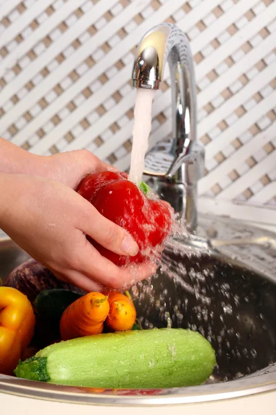 Washing vegetables — Stock Photo, Image