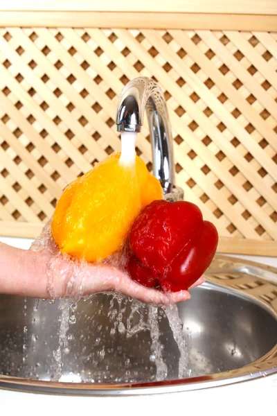 Washing vegetables — Stock Photo, Image