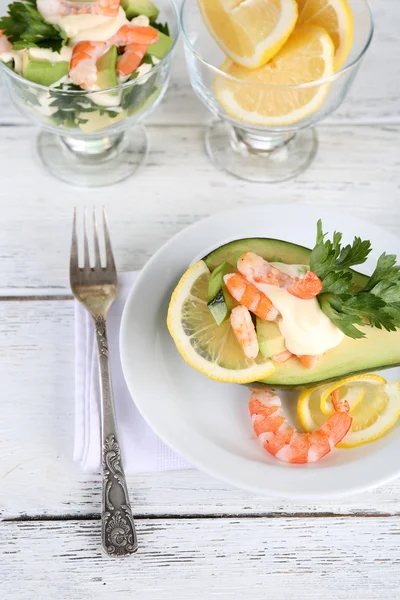 Leckere Salate mit Garnelen — Stockfoto