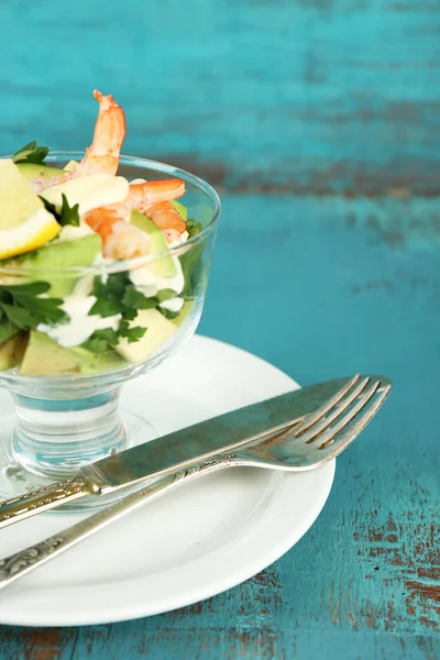 Leckere Salate mit Garnelen — Stockfoto