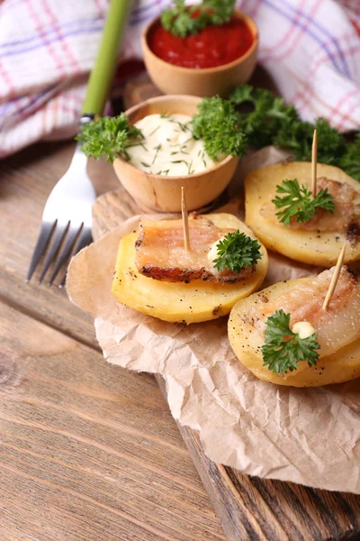 Baked potato with bacon — Stock Photo, Image