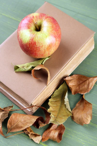 Jablko s knihou a listy — Stock fotografie
