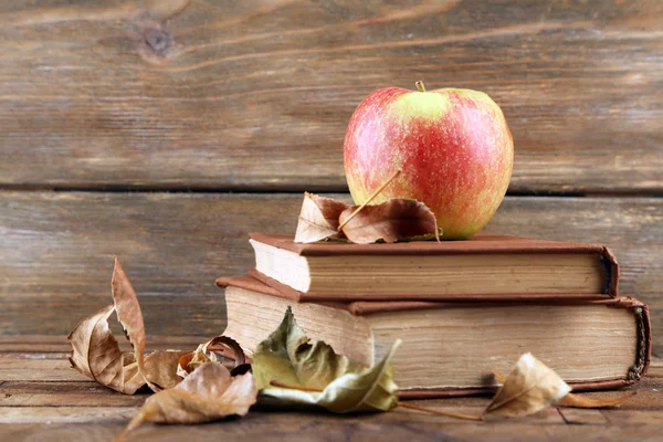 Apfel mit Büchern — Stockfoto