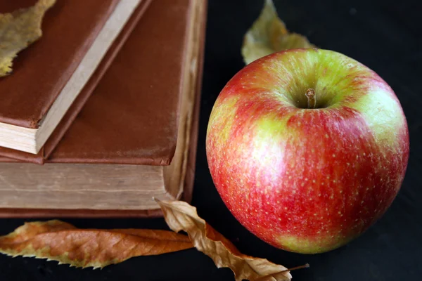 Apple с книгами — стоковое фото