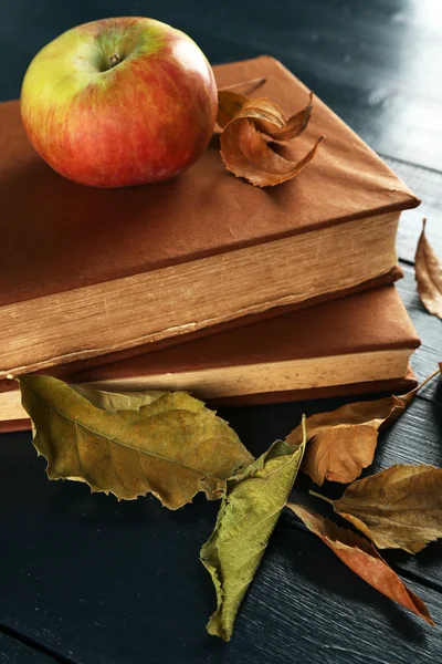 Apfel mit Büchern — Stockfoto