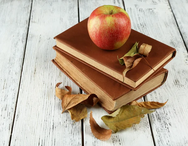 Apple with books — Stock Photo, Image