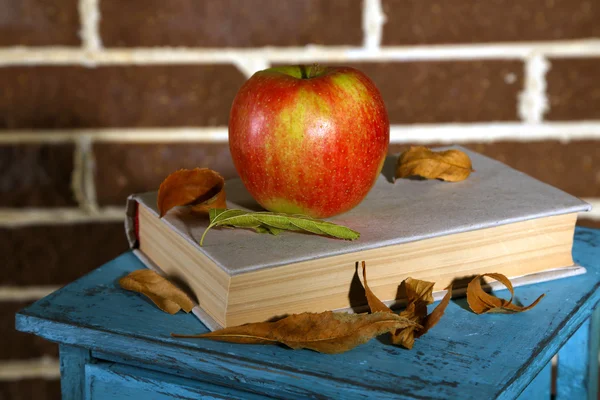 Äpple med böcker — Stockfoto