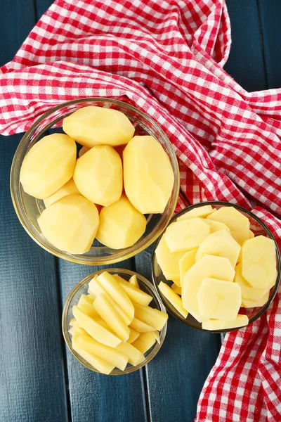 Kartoffelscheiben in Schüsseln — Stockfoto