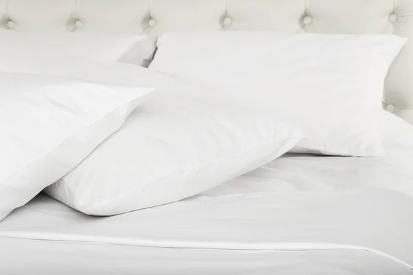 睡在床上的白色枕头 — 图库照片