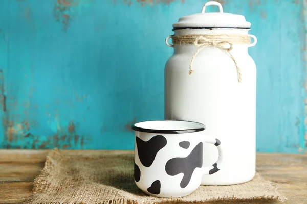 Can for milk and mug — Stock Photo, Image