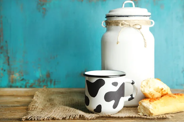 Can for milk and mug — Stock Photo, Image