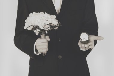 Düğün buketi tutan adam