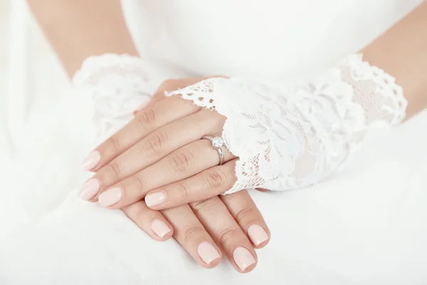 Gants de mariage sur les mains — Photo