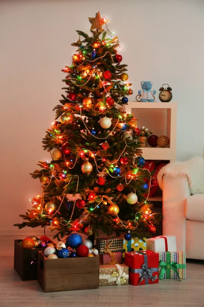 Díszített karácsonyfa — Stock Fotó