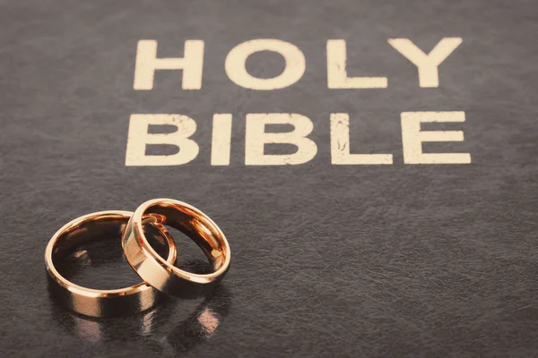 Anneaux de mariage sur la Bible — Photo