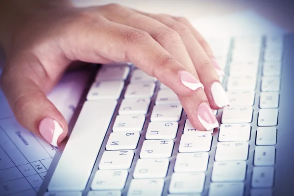 Manos femeninas escribiendo — Foto de Stock