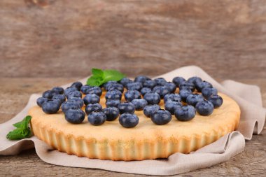 ahşap masa üzerinde yaban mersini ile lezzetli ev yapımı pasta