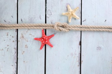 ahşap zemin üzerinde deniz düğüm