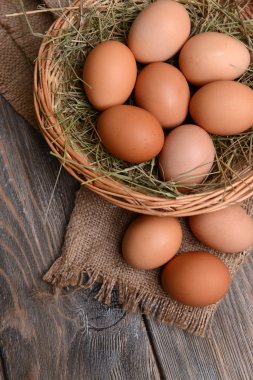 Tablo yakın çekim üzerinde hasır sepet yumurta