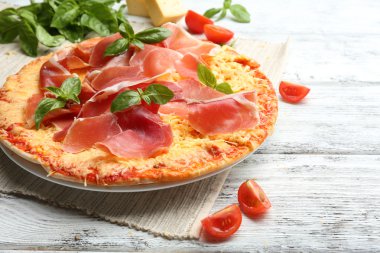 Tahta masada servis edilen lezzetli pizza.