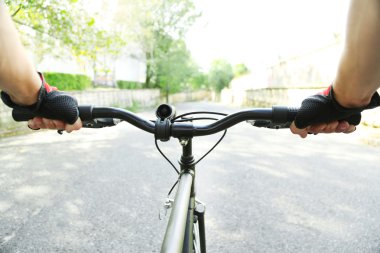 Adam hızlı bisikleti