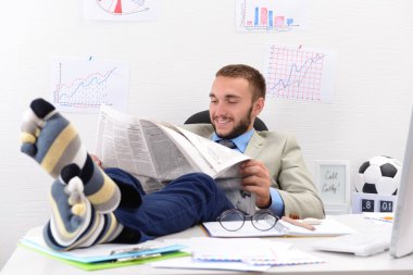 Komik çoraplı emin iş adamı