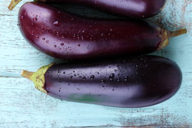 ahşap zemin üzerine patlıcan