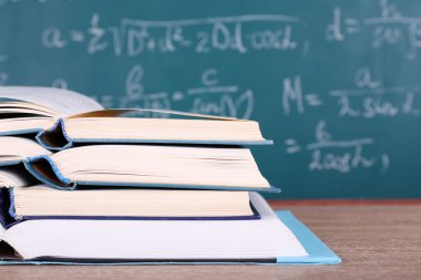 ahşap masa üzerine kitaplar