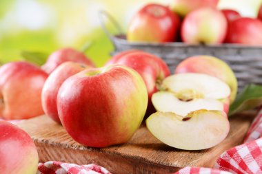 Tablo parlak zemin üzerine tatlı elma