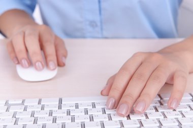 eller klavye açık renkli üzerine yazarak
