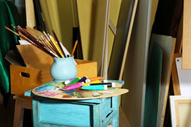 Sanat Atölyesi fırçaları ile